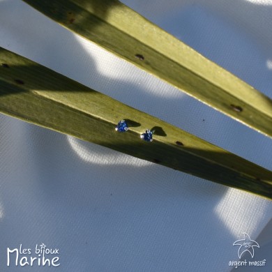 Boucles d'oreilles clous coeur strass bleu